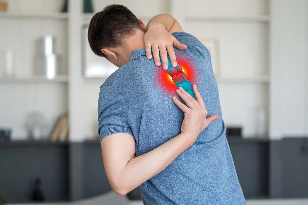 Bandscheibenvorfall und Schmerzen obere Wirbelsäule: Welche Therapien helfen wirklich?