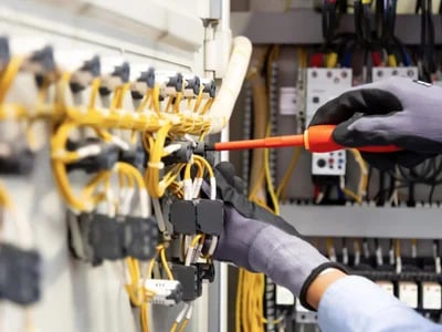 Prüfung ortsfester elektrischer Anlagen: Ein entscheidender Faktor für Betriebssicherheit