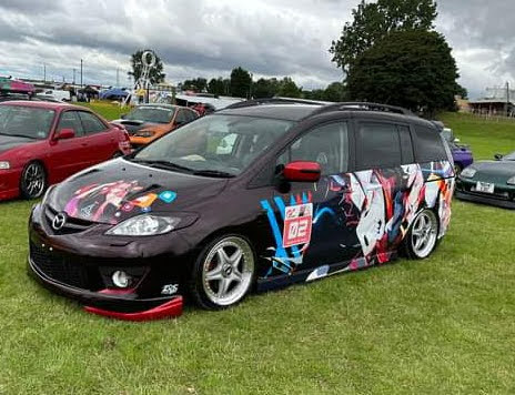 Challenger im Fokus: So verwandeln Sie ihn mit Anime-Car-Stickern