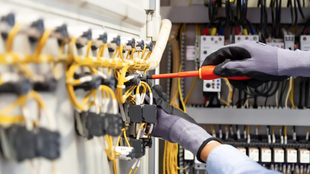 Prüfung ortsfester elektrischer Anlagen: Ein entscheidender Faktor für Betriebssicherheit