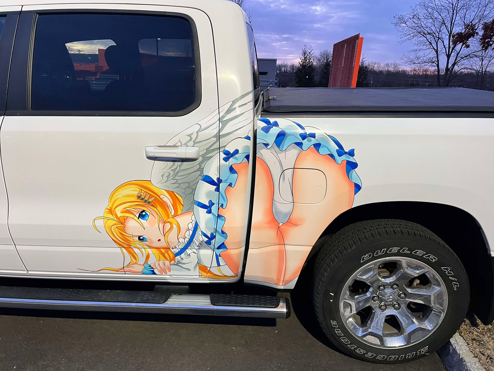 Verwandeln Sie Ihren Dodge Challenger in ein Itasha mit atemberaubendem Anime Car Wrap!