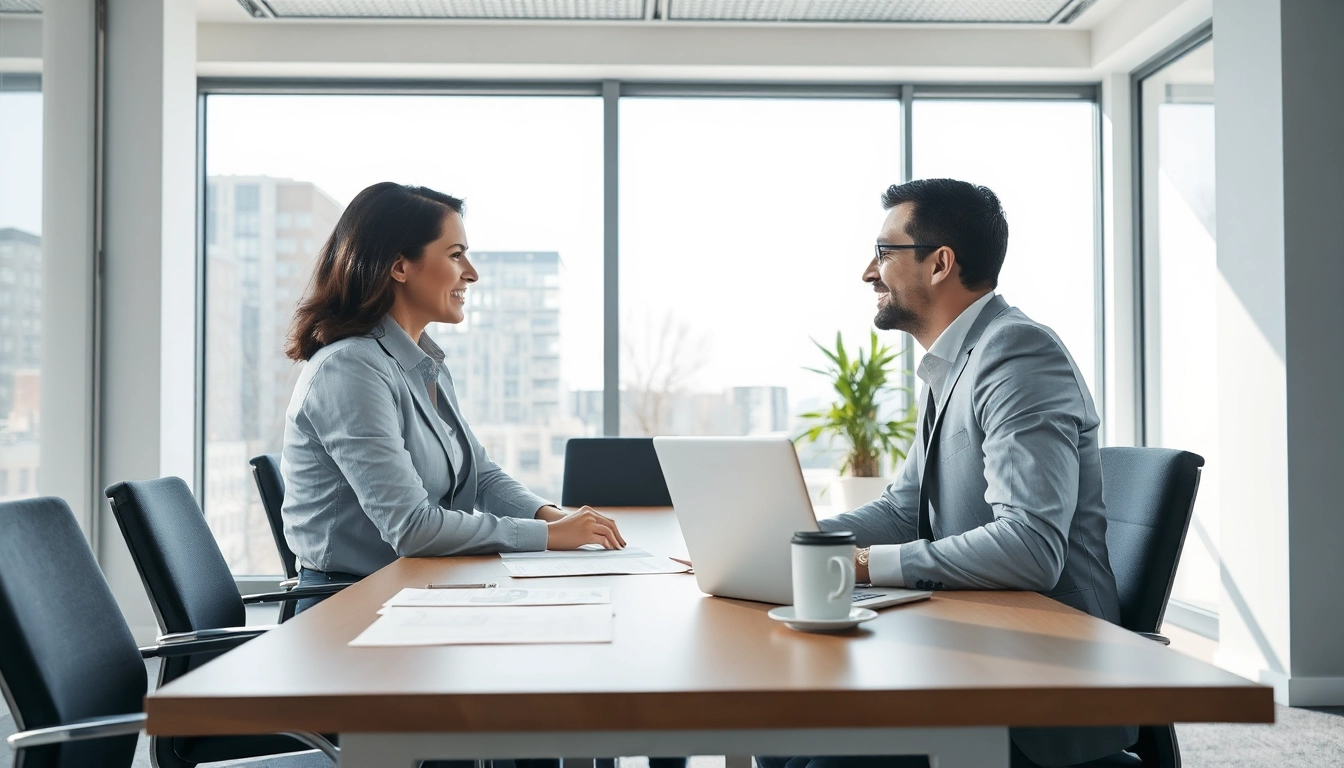 Interaktion zwischen Headhunter Wolfsburg und Kandidat in modernem Büro, das Professionalität ausstrahlt.